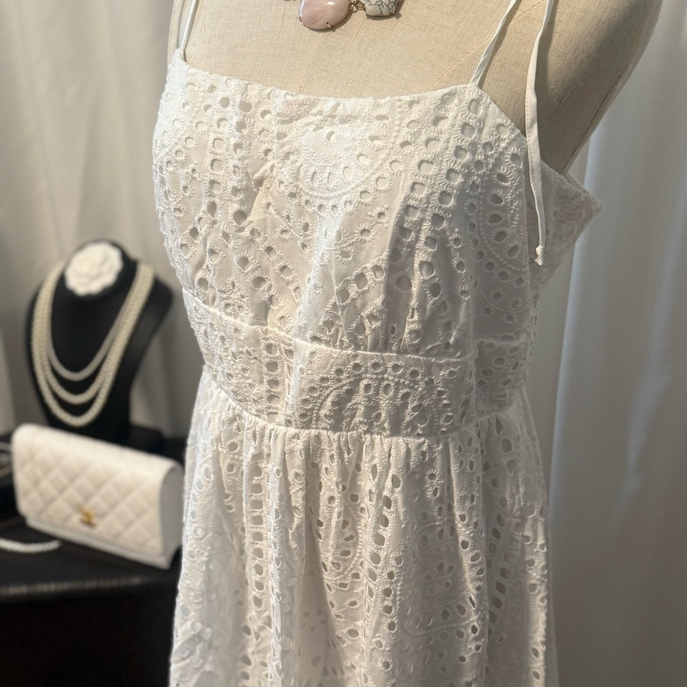 *NWT* Beautiful, Flattering White Lace Maxi Dress